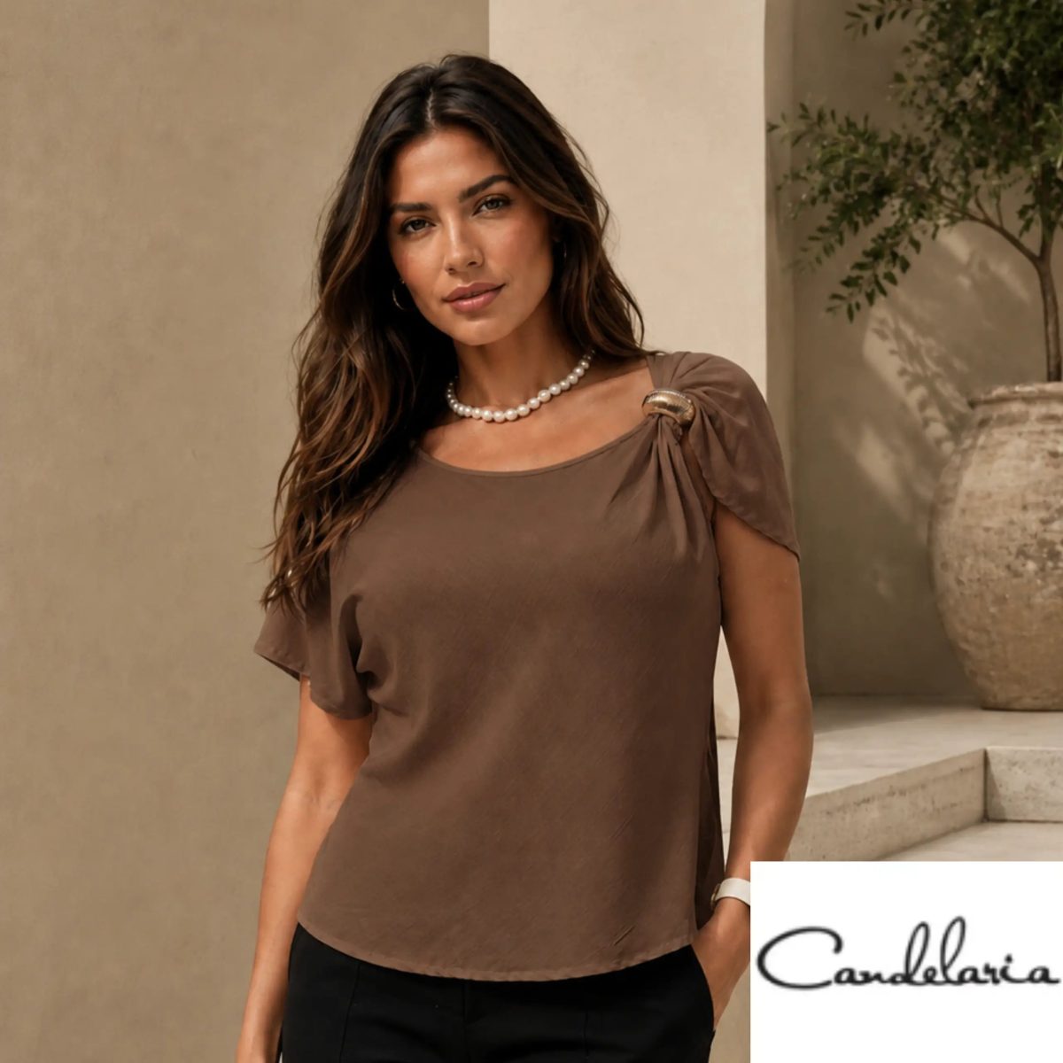 Blusa con broche dorado plus