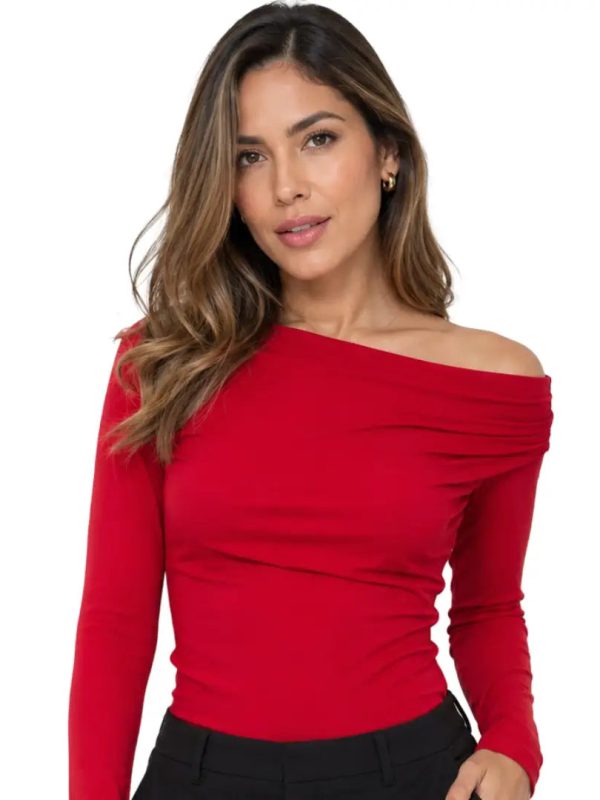 Blusa con un solo hombro descubiertos