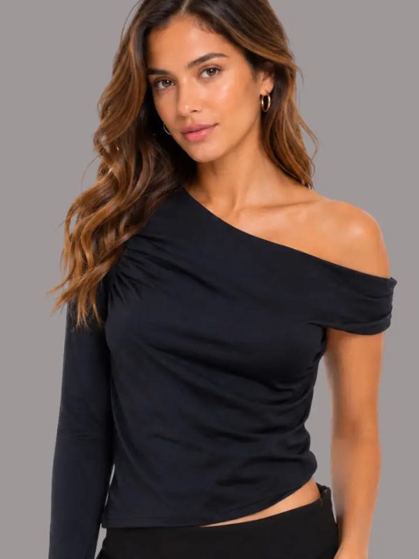 Blusa con un solo hombro descubiertos