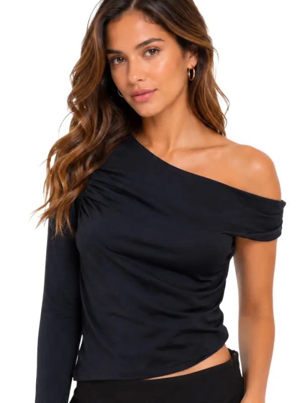 Blusa con un solo hombro descubiertos