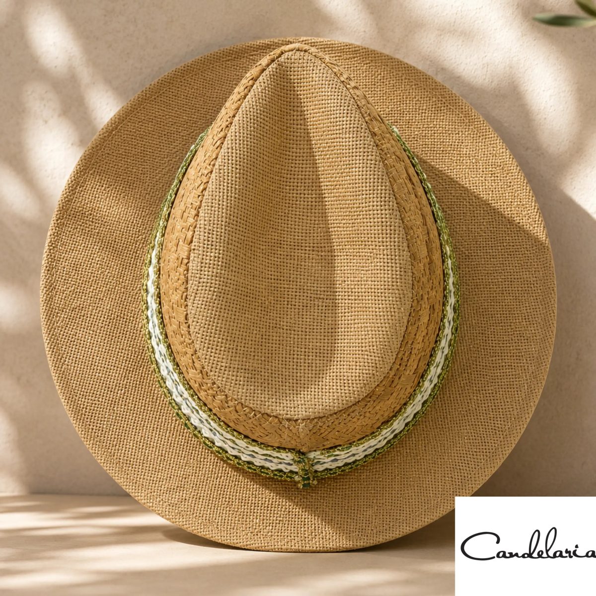 Sombrero con cinta verde para viaje
