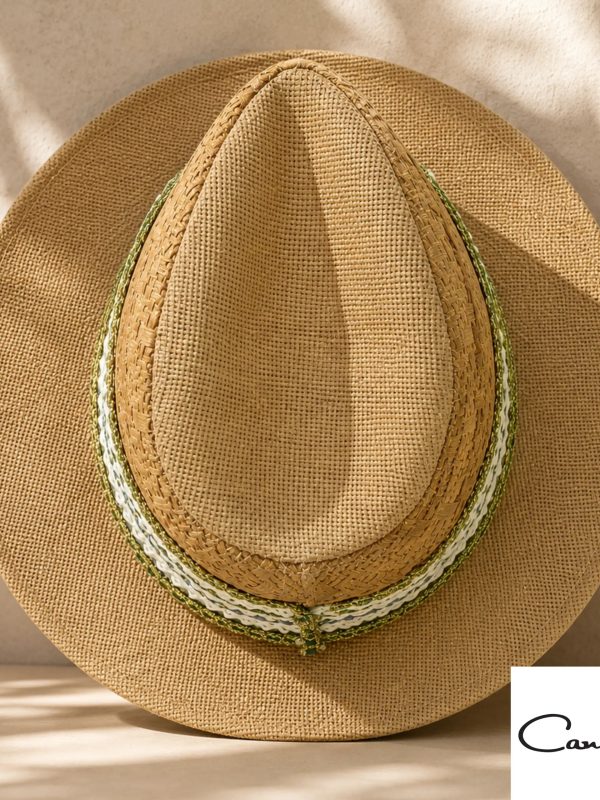 Sombrero con cinta verde para viaje