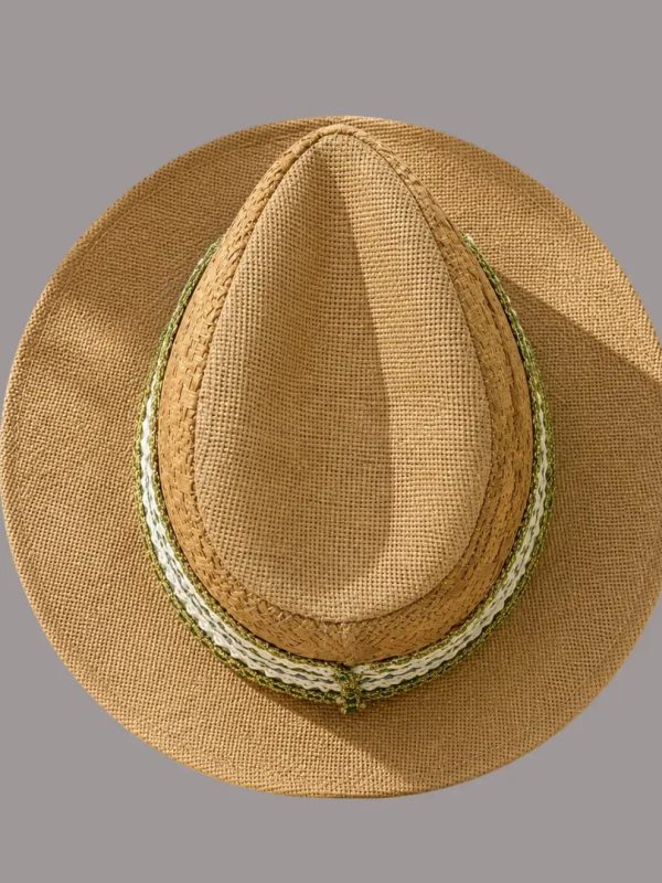 Sombrero con cinta verde para viaje