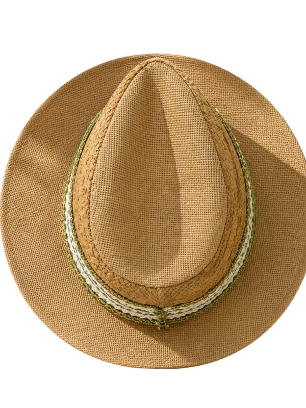 Sombrero con cinta verde para viaje