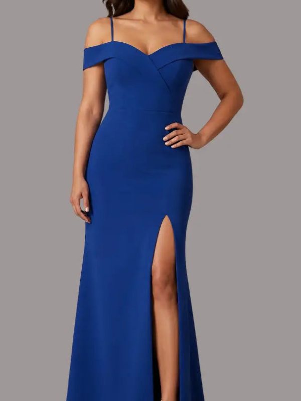 Vestido elegante con hombros caídos